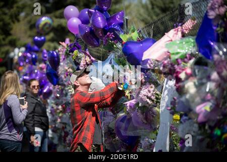 KEIN FILM, KEIN VIDEO, KEIN Fernsehen, KEIN DOKUMENTARFILM - Francis Hammes von Orono, Minn., platziert Ballons am Freitag, 22. April 2016, in Chantassent in der Nähe von Minneapolis, MN, USA. Foto von Renee Jones Schneider/Minneapolis Star Tribune/TNS/ABACAPRESS.COM Stockfoto