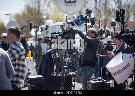 KEIN FILM, KEIN VIDEO, KEIN Fernsehen, KEIN DOKUMENTARFILM - Nachrichten-Crews vor Prince's Haus im Paisley Park am Freitag, 22. April 2016, in Chantassent nahe Minneapolis, MN, USA. Foto von Renee Jones Schneider/Minneapolis Star Tribune/TNS/ABACAPRESS.COM Stockfoto