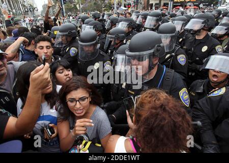 KEIN FILM, KEIN VIDEO, KEIN Fernsehen, KEIN DOKUMENTARFILM - die Polizei bewegt Demonstranten zurück in Richtung Harbor Drive, während sie versuchen, Massen inmitten von Zusammenstößen von Demonstranten und Anhängern des republikanischen Präsidentschaftskandidaten Donald Trump im San Diego Convention Center am Freitag, 27. Mai 2016 in San Diego, CA, USA, zu zerstreuen. Foto von Hayne Palmour IV/San Diego Union-Tribune/TNS/ABACAPRESS.COM Stockfoto