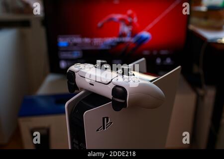PlayStation 5 Sony enthüllt PS5-Konsole und -Spiele. Dualsense-Controller. Spider-man: Miles Morales ist PS5's größtes Launch-Spiel. Mann hält Joystick Stockfoto