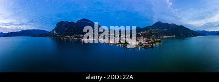 Italien, Provinz Como, Menaggio, Helikopter-Panorama des Comer Sees und Küstenstadt bei Sonnenaufgang Stockfoto