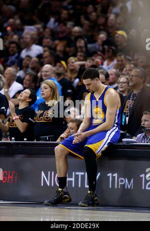 KEIN FILM, KEIN VIDEO, KEIN Fernsehen, KEINE DOKUMENTATION - Klay Thompson (11) von Golden State Warriors sitzt im vierten Quartal am Sonntag, den 19. Juni 2016, in der Oracle Arena in Oakland, CA, USA. Foto von Nhat V. Meyer/Bay Area News Group/TNS/ABACAPRESS.COM Stockfoto