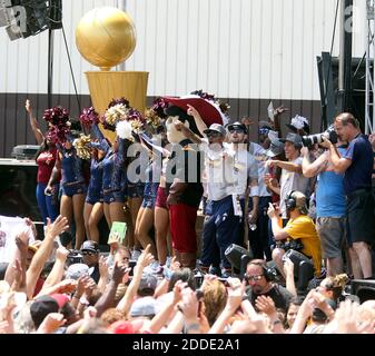 KEIN FILM, KEIN VIDEO, KEIN Fernsehen, KEIN DOKUMENTARFILM - Fans reagieren auf das Cavs Scream Team und Cavaliers Girls im IX Center, als sie am 20. Juni 2016 in Cleveland, OH, USA, den 2016 NBA Champion Cleveland Cavaliers bei Atlantic Aviation begrüßen. Foto von Mike Cardew/Akron Beacon Journal/TNS/ABACAPRESS.COM Stockfoto