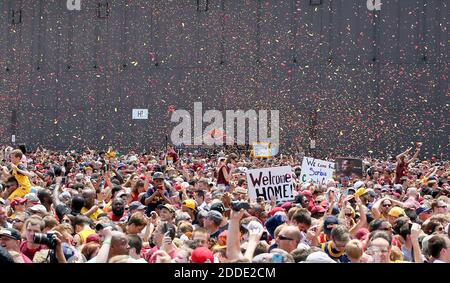 KEIN FILM, KEIN VIDEO, KEIN TV, KEIN DOKUMENTARFILM - Confetti duscht die Fans im IX Center, als sie den 2016 NBA-Champion Cleveland Cavaliers bei Atlantic Aviation am 20. Juni 2016 in Cleveland, OH, USA begrüßen. Foto von Mike Cardew/Akron Beacon Journal/TNS/ABACAPRESS.COM Stockfoto