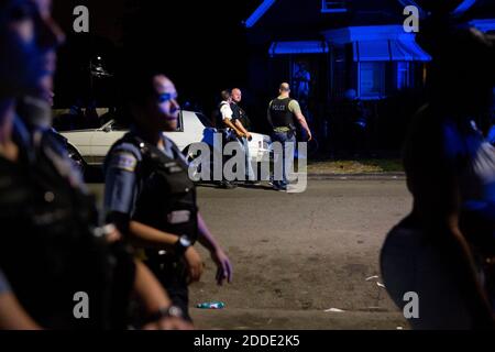 KEIN FILM, KEIN VIDEO, KEIN Fernsehen, KEINE DOKUMENTATION - Mitglieder der Chicago Police Department gehen die Straße hinunter, als sie die Szene eines tödlichen Schießerei im 700 Block der North Ridgeway Avenue am Sonntag, 26. Juni 2016, im East Garfield Park Viertel von Chicago, IL, USA, freiräumen. Ein 55-jähriger Mann, der später erschossen wurde, starb im Mount Sinai Hospital und eine 35-jährige Frau wurde in das Bein geschossen. Foto von Erin Hooley/Chicago Tribune/TNS/ABACAPRESS.COM Stockfoto