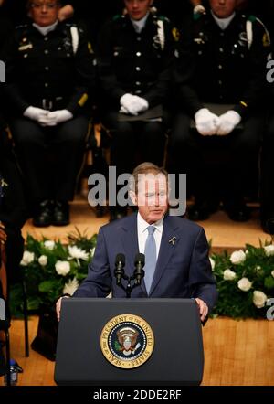 KEIN FILM, KEIN VIDEO, KEIN Fernsehen, KEIN DOKUMENTARFILM - der ehemalige Präsident George Bush spricht während einer Gedenkfeier für fünf Dallas- und DART-Polizisten, die bei dem Anschlag der vergangenen Woche am Dienstag, dem 12. Juli 2016, im Morton H. Meyerson Symphony Center in Dallas, TX, USA, erschossen wurden. Foto von Paul Moseley/Fort Worth Star Telegram/TNS/ABACAPRESS.COM Stockfoto