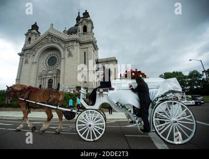 KEIN FILM, KEIN VIDEO, KEIN Fernsehen, KEIN DOKUMENTARFILM - die Schatulle mit Philando Castile kommt am Donnerstag, den 14. Juli 2016 in der St. Paul Kathedrale in St. Paul, MN, USA an. Foto von Aaron Lavinsky/Minneapolis Star Tribune/TNS/ABACAPRESS.COM Stockfoto