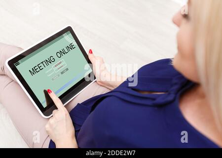 Bild von Geschäftsmann Videokonferenzen mit Team auf digital-Tablette am Schreibtisch im Büro beschnitten Stockfoto