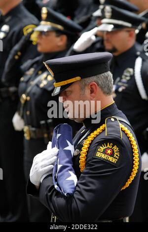 KEIN FILM, KEIN VIDEO, KEIN Fernsehen, KEINE DOKUMENTATION - EIN DPD Ehrengarde-Mitglied hält die amerikanische Flagge während der Beerdigung für Dallas Police Officer Michael Krol, einer von fünf Offizieren, die letzte Woche in einem Hinterhalt erschossen wurden, in der Prestonwood Baptist Church am 15. Juli 2016 in Plano, TX, USA. Foto von Paul Moseley/Fort Worth Star-Telegram/TNS/ABACAPRESS.COM Stockfoto