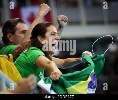 KEIN FILM, KEIN VIDEO, KEIN TV, KEIN DOKUMENTARFILM - Brasilianische Fans jubeln über das 4x100-Staffelteam ihrer Herren am Sonntag, den 7. August 2016. Ihr Team avancierte in das Finale, gehalten Sonntagabend in Rio de Janeiro, Brasilien. Foto von Brian Peterson/Minneapolis Star Tribune/TNS/ABACAPRESS.COM Stockfoto