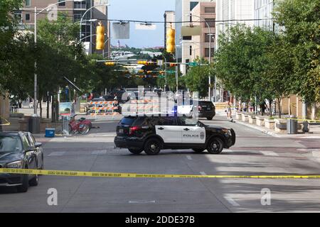 KEIN FILM, KEIN VIDEO, KEIN Fernsehen, KEINE DOKUMENTATION - die Polizei tape off Bereiche in East 6th Street in Austin, Texas, USA, wo eine Frau tödlich erschossen wurde am Sonntag, 31. Juli 2016. Ein Schütze eröffnete das Feuer auf eine Menge um etwa 2 Uhr morgens Sonntag Morgen. Foto von Jessalyn Tamez/Austin American-Statesman/TNS/ABACAPRESS.COM Stockfoto