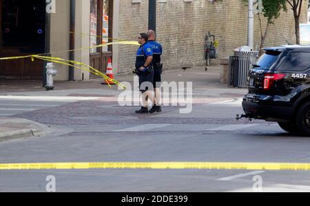 KEIN FILM, KEIN VIDEO, KEIN Fernsehen, KEINE DOKUMENTATION - die Polizei tape off Bereiche in East 6th Street in Austin, Texas, USA, wo eine Frau tödlich erschossen wurde am Sonntag, 31. Juli 2016. Ein Schütze eröffnete das Feuer auf eine Menge um etwa 2 Uhr morgens Sonntag Morgen. Foto von Jessalyn Tamez/Austin American-Statesman/TNS/ABACAPRESS.COM Stockfoto