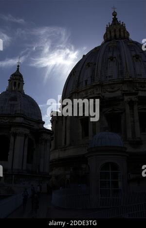 Roma, Rom, Italien, Italien; Petersdom; die Kuppel der Basilika gegen die Sonne. Umriss der Kuppel. Umriss der Kuppel. Stockfoto