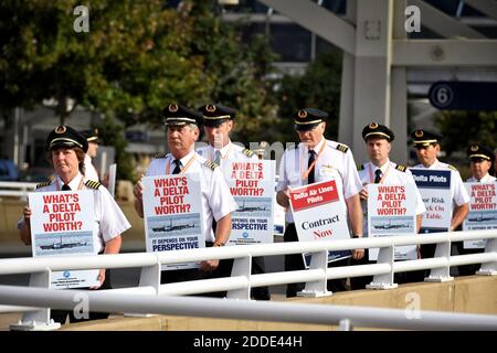 KEIN FILM, KEIN VIDEO, KEIN TV, KEINE DOKUMENTATION - Delta Airlines Piloten führen Informationspickets in Minneapolis-St. Paul International Airport, MN, USA, und an Flughäfen im ganzen Land am Donnerstag, 15. September 2016. Foto von Glen Stubbe/Minneapolis Star Tribune/TNS/ABACAPRESS.COM Stockfoto