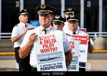 KEIN FILM, KEIN VIDEO, KEIN TV, KEINE DOKUMENTATION - Delta Airlines Piloten führen Informationspickets in Minneapolis-St. Paul International Airport, MN, USA, und an Flughäfen im ganzen Land am Donnerstag, 15. September 2016. Foto von Glen Stubbe/Minneapolis Star Tribune/TNS/ABACAPRESS.COM Stockfoto