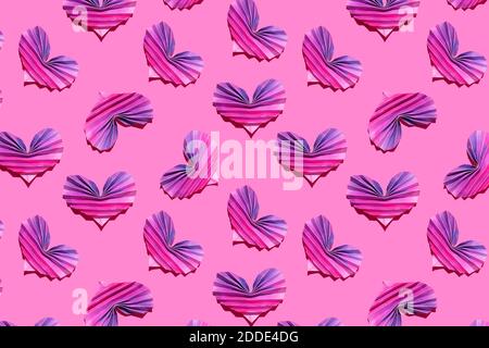 Muster aus rosa und lila Origami Herzen Stockfoto