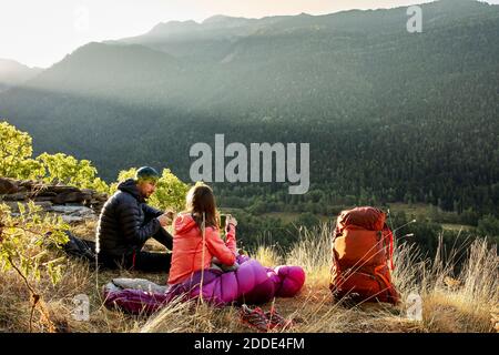 Paar sitzen Blick auf die Ansicht beim Kaffee trinken im Wald Stockfoto