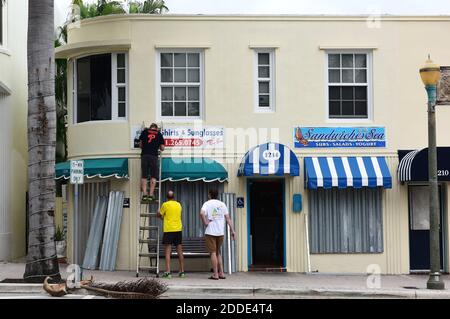 KEIN FILM, KEIN VIDEO, KEIN TV, KEIN DOKUMENTARFILM - von links, Brenden Kabama, Danny Askin und David Hunt bauen Rollläden entlang der Atlantic Avenue auf Donnerstag, 6. Oktober 2016 in Delray Beach, FL, USA, als Hurrikan Matthew seinen Weg nach Süd-Florida macht. Foto von Jim Rassol/Sun Sentinel/TNS/ABACAPRESS.COM Stockfoto