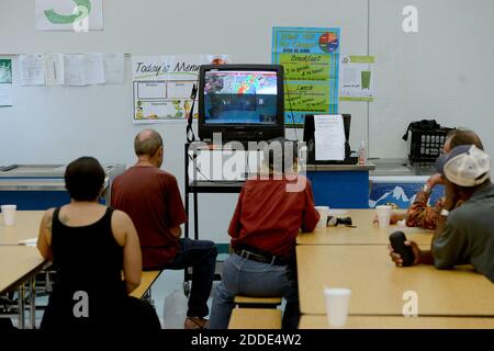 KEIN FILM, KEIN VIDEO, KEIN Fernsehen, KEINE DOKUMENTATION - Leute versammeln sich um einen Fernseher, um die Wetterberichte im Hurrikan-Schutzhaus zu sehen, das am Donnerstag, 6. Oktober 2016 in Coconut Creek, FL, USA, in der Lyons Creek Middle School eingerichtet wurde. Das Schutzhaus hatte 293 Menschen am Donnerstag Mittag. Und sagt, sie können etwa 600 Personen bequem passen, aber würde niemanden abwenden. Foto von Maria Lorenzino/Sun Sentinel/TNS/ABACAPRESS.COM Stockfoto