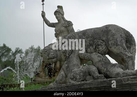 Tivoli, Italien, Italien; Villa d’Este; Kapitolinische Wolf füttert Romulus und Remus. Die kapitolinische Wölfin führt Romulus und Remus. 母狼乳婴 Stockfoto