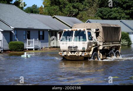 KEIN FILM, KEIN VIDEO, KEIN Fernsehen, KEINE DOKUMENTATION - EIN Fahrzeug der Nationalgarde fährt am Mittwoch, den 12. Oktober 2016, durch Hochwasser im Wyndham Circle Duplex Complex in Greenville, NC, USA. Foto von Chris Seward/Raleigh News & Observer/TNS/ABACAPRESS.COM Stockfoto