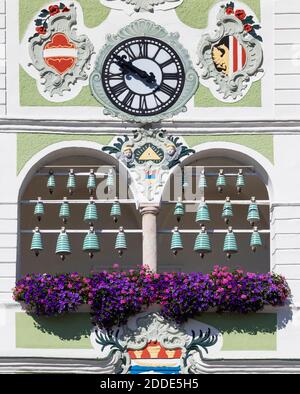 Blumen und Glocken mit Uhr am Rathaus, Gmunden, Salzkammergut, Oberösterreich, Österreich Stockfoto