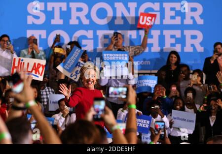 KEIN FILM, KEIN VIDEO, KEIN Fernsehen, KEIN DOKUMENTARFILM - die Präsidentschaftskandidatin der Demokraten Hillary Clinton tritt zum Jubel der Menge ein, als sie am Dienstag, den 25. Oktober 2016, eine frühe Wahlkundgebung im Omni Auditorium auf dem Broward College North Campus in Coconut Creek, FL, USA, abhält. Foto von Patrick Farrell/Miami Herald/TNS/ABACAPRESS.COM Stockfoto