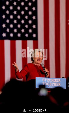 KEIN FILM, KEIN VIDEO, KEIN Fernsehen, KEIN DOKUMENTARFILM - die Präsidentschaftskandidatin der Demokraten Hillary Clinton hält am Dienstag, den 25. Oktober 2016, eine Wahlkundgebung im Omni Auditorium auf dem Broward College North Campus in Coconut Creek, FL, USA ab. Foto von Patrick Farrell/Miami Herald/TNS/ABACAPRESS.COM Stockfoto
