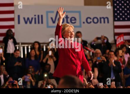 KEIN FILM, KEIN VIDEO, KEIN Fernsehen, KEIN DOKUMENTARFILM - die Präsidentschaftskandidatin der Demokraten Hillary Clinton tritt zum Jubel der Menge ein, als sie am Dienstag, den 25. Oktober 2016, eine frühe Wahlkundgebung im Omni Auditorium auf dem Broward College North Campus in Coconut Creek, FL, USA, abhält. Foto von Patrick Farrell/Miami Herald/TNS/ABACAPRESS.COM Stockfoto
