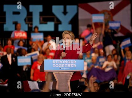 KEIN FILM, KEIN VIDEO, KEIN Fernsehen, KEIN DOKUMENTARFILM - die Präsidentschaftskandidatin der Demokraten Hillary Clinton hält am Dienstag, den 25. Oktober 2016, eine Wahlkundgebung im Omni Auditorium auf dem Broward College North Campus in Coconut Creek, FL, USA ab. Foto von Patrick Farrell/Miami Herald/TNS/ABACAPRESS.COM Stockfoto