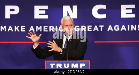 KEIN FILM, KEIN VIDEO, KEIN Fernsehen, KEINE DOKUMENTATION - der republikanische Vizepräsident Mike Pence hält Bemerkungen bei einer Kundgebung am Montag, den 31. Oktober 2016 in Maitland, Florida, nahe Orlando. (Joe Burbank/Orlando Sentinel/TNS) Stockfoto