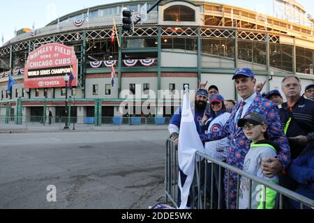 KEIN FILM, KEIN VIDEO, KEIN TV, KEINE DOKUMENTATION - Chris Greco Foto mit Anzug) Steht mit seinem Sohn Anthony als Chicago Cubs Fans warten auf Wrigley Field, um die Cubs vor dem Start der World Series Championship Feier Parade anzufeuern, die am Wrigley Field beginnt und endet bei einer Rallye in Grant Park am Freitag, 4. November 2016. Foto von Antonio Perez/Chicago Tribune/TNS/ABACAPRESS.COM Stockfoto