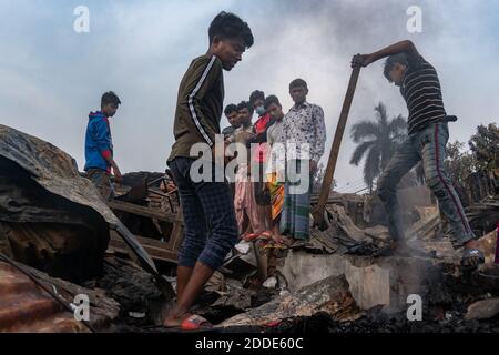 Dhaka, Bangladesch. November 2020. Slum-Bewohner suchen wegen des massiven Feuers nach ihren Habseligkeiten aus der Asche. Nach Angaben der Einheimischen wurden etwa 100 Shanties verbrannt, als das Feuer in einem Slum in Mohakhali ausbrach. (Foto von Md. Mir Hossen Roney/ Pacific Press) Quelle: Pacific Press Media Production Corp./Alamy Live News Stockfoto