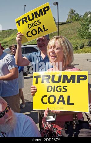 KEIN FILM, KEIN VIDEO, KEIN Fernsehen, KEINE DOKUMENTATION - Datei Foto - CONSOL Energy, Inc. Mitarbeiter Len Speis und Andrea Caldwell warten auf Donald Trump Jr., während der Eröffnung eines Trump-Wahlkampfhauptquartiers am 14. September 2016 in der Nähe von Canonsburg, Pennsylvania, zu sprechen. CONSOL, ein Hersteller von Erdgas und Kohle, stellte die Plakate zur Verfügung. Der Hauptsitz des Unternehmens befindet sich im gleichen Bürocampuskomplex. Der designierte Präsident Donald Trump versprach während seines Wahlkampfs wiederholt, dass er die Kohleindustrie wieder beleben würde und sich selbst als „letzter Schuss für die Bergleute“ bezeichnete. Und im traditionellen Bergbaugebiet Stockfoto