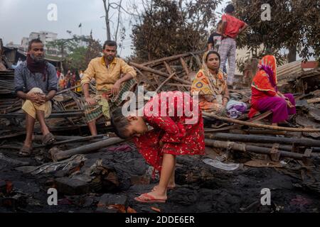 Dhaka, Bangladesch. November 2020. Slum-Bewohner suchen wegen des massiven Feuers nach ihren Habseligkeiten aus der Asche. Nach Angaben der Einheimischen wurden etwa 100 Shanties verbrannt, als das Feuer in einem Slum in Mohakhali ausbrach. (Foto von Md. Mir Hossen Roney/ Pacific Press) Quelle: Pacific Press Media Production Corp./Alamy Live News Stockfoto