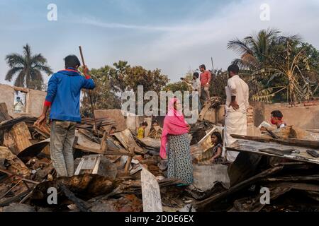 Dhaka, Bangladesch. November 2020. Slum-Bewohner suchen wegen des massiven Feuers nach ihren Habseligkeiten aus der Asche. Nach Angaben der Einheimischen wurden etwa 100 Shanties verbrannt, als das Feuer in einem Slum in Mohakhali ausbrach. (Foto von Md. Mir Hossen Roney/ Pacific Press) Quelle: Pacific Press Media Production Corp./Alamy Live News Stockfoto