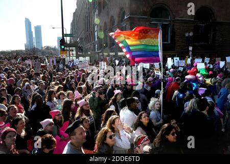 KEIN FILM, KEIN VIDEO, KEIN Fernsehen, KEIN DOKUMENTARFILM - Tausende von Marschern strömen am Ende des marsches der Frauen in Chicago, IL, USA, am Samstag, 21. Januar 2017 aus dem Grant Park und West in die Van Buren Street. Foto von Nancy Stone/Chicago Tribune/TNS/ABACAPRESS.COM Stockfoto