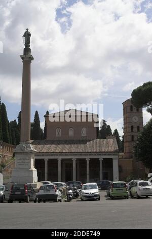 Roma, Rom, Basilica Papale di San Lorenzo fuori le mura; Sankt Laurentius vor den Mauern; Steinsäule des heiligen Laurentius gegen den Himmel. Stockfoto