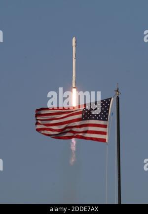 KEIN FILM, KEIN VIDEO, KEIN Fernsehen, KEINE DOKUMENTATION - EINE SpaceX Falcon 9 Rakete, angetrieben von einer zuvor geflogenen First-Stage-Rakete, explodiert am Donnerstag, den 30. März 2017, von der Startrampe 39A mit einem Kommunikationssatelliten SES 10. Dies ist das erste Mal, dass SpaceX eine Booster-Rakete für eine Weltraummission wiederverwendet hat. Kennedy Space Center, FL, USA. Foto von Red Huber/Orlando Sentinel/TNS/ABACAPRESS.COM Stockfoto