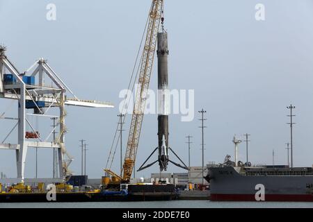 KEIN FILM, KEIN VIDEO, KEIN Fernsehen, KEINE DOKUMENTATION - der historische SpaceX Raketenverstärker wird am Dienstag, den 4. April 2017 von einem Lastkahn gehisst, nachdem er gegen 7:00 Uhr nach Port Canaveral in Cape Canaveral, FL, USA, zurückgekehrt ist. Diese erste Stufe Raketenbooster wurde einmal geflogen und wiederverwendet und gestartet von Kennedy Space Center Pad 39A 30. März 2017 um 6:27 Uhr mit einem SES 10 Satelliten und wieder auf einer Drohne Barge landen. Foto von Red Huber/Orlando Sentinel/TNS/ABACAPRESS.COM Stockfoto