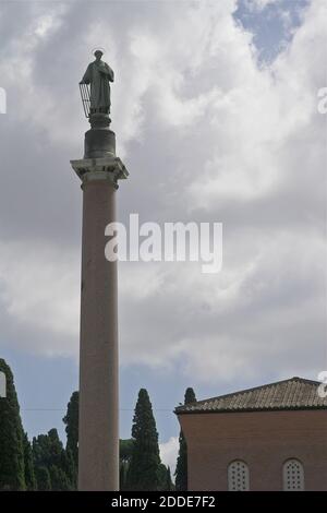 Roma, Rom, Basilica Papale di San Lorenzo fuori le mura; Sankt Laurentius vor den Mauern; Steinsäule des heiligen Laurentius gegen den Himmel. Stockfoto