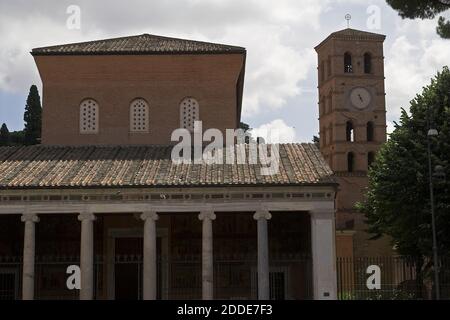 Roma, Rom, Basilica Papale di San Lorenzo fuori le mura; Sankt Laurentius vor den Mauern; Fassade, Portikus und romanischer Glockenturm mit einer Uhr. Stockfoto