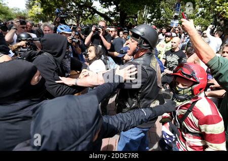 KEIN FILM, KEIN VIDEO, KEIN Fernsehen, KEIN DOKUMENTARFILM - Anti- und Pro-Trump-Anhänger treffen sich am Samstag, den 15. April 2017, während konkurrierender Demonstrationen im Martin Luther King Jr. Civic Center Park in Berkeley, Kalifornien. Foto von Anda Chu/Bay Area News Group/TNS/ABACAPRESS.COM Stockfoto