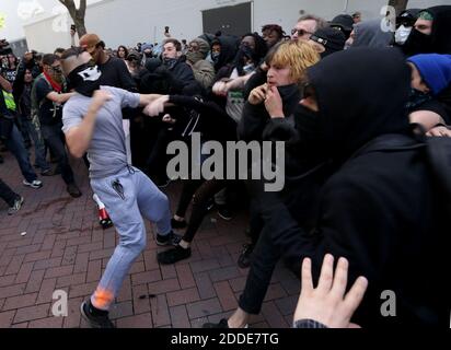 KEIN FILM, KEIN VIDEO, KEIN Fernsehen, KEIN DOKUMENTARFILM - Pro- und Anti-Trump-Anhänger stoßen bei konkurrierenden Demonstrationen im Martin Luther King Jr. Civic Center Park in Berkeley, Kalifornien, am Samstag, 15. April 2017 zusammen. Foto von Anda Chu/Bay Area News Group/TNS/ABACAPRESS.COM Stockfoto