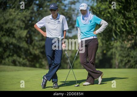 KEIN FILM, KEIN VIDEO, KEIN Fernsehen, KEINE DOKUMENTATION - Noor Ahmed, rechts, und Bruder Yusuf, 15, warten auf den Putt während des ersten Tee von Greater Sacramento's 26th Annual Jr/SR Funvitational am 30. Juni 2017 im Haggin Oaks Golf Complex in Sacramento, CA, USA. Noor Ahmed würdigt das erste Tee des Großraums Sacramento für ihre Entwicklung von einem schikanierten Kind zu einer dynamischen jungen Frau, die sich im April die Ehre verdiente, beim Congressional Breakfast in Washington, D.C. zu sprechen.Foto von Gavin McIntyre/Sacramento Bee/TNS/ABACAPRESS.COM Stockfoto