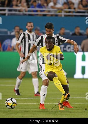 KEIN FILM, KEIN VIDEO, KEIN TV, KEINE DOKUMENTATION - Paris Saint-Germain Mittelfeldspieler Blaise Matuidi (14) vies mit Juventus Mittelfeldspieler Sami Khedira (6) während der ersten Hälfte eines International Champions Cup-Spiels am Mittwoch, 26. Juli 2017, im Hard Rock Stadium in Miami Gardens, Fla. Juventus gewann mit 3:2. Foto von David Santiago/El Nuevo Herald/TNS/ABACAPRESS.COM Stockfoto