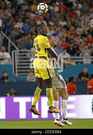 KEIN FILM, KEIN VIDEO, KEIN TV, KEINE DOKUMENTATION - Paris Saint-Germain Mittelfeldspieler Blaise Matuidi (14) springt mit Juventus-Verteidiger Stephan Lichtsteiner (26) in der ersten Hälfte eines International Champions Cup-Spiels am Mittwoch, den 26. Juli 2017, im Hard Rock Stadium in Miami Gardens, gewann Fla. Juventus, 3-2. Foto von David Santiago/El Nuevo Herald/TNS/ABACAPRESS.COM Stockfoto