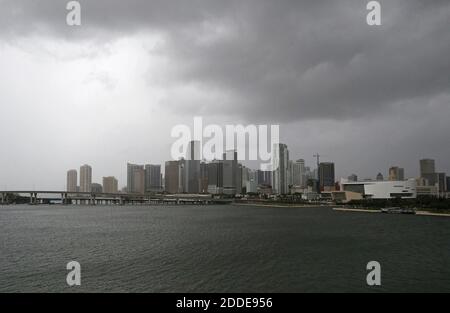 KEIN FILM, KEIN VIDEO, KEIN Fernsehen, KEIN DOKUMENTARFILM - EINE trübe Skyline von Miami, da die äußeren Bands des Hurricane Irma am frühen Samstag, 9. September 2017, South Florida erreichen. Foto von David Santiago/El Nuevo Herald/TNS/ABACAPRESS.COM Stockfoto