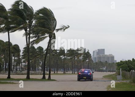 KEIN FILM, KEIN VIDEO, KEIN Fernsehen, KEIN DOKUMENTARFILM - Miami Beach Police auf Patrouille, da die äußeren Bands des Hurrikans Irma am frühen Samstag, 9. September 2017, South Florida erreichen. Foto von David Santiago/El Nuevo Herald/TNS/ABACAPRESS.COM Stockfoto