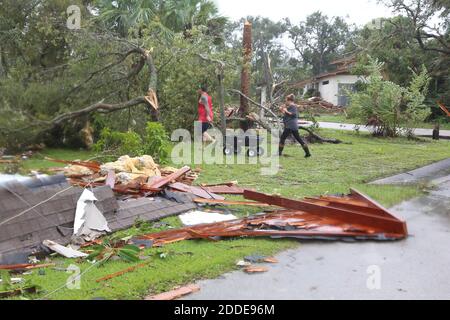 KEIN FILM, KEIN VIDEO, KEIN Fernsehen, KEINE DOKUMENTATION - Trümmer von einem Dach im zweiten Stock sind über einen zwei-Block-Bereich verstreut, nachdem ein möglicher Tornado am Sonntag, dem 10. September 2017, bei einer Palm Bay Point Unterteilung landete, als Hurrikan Irma im Bundesstaat Florida landete. Foto von Red Huber/Orlando Sentinel/TNS/ABACAPRESS.COM Stockfoto